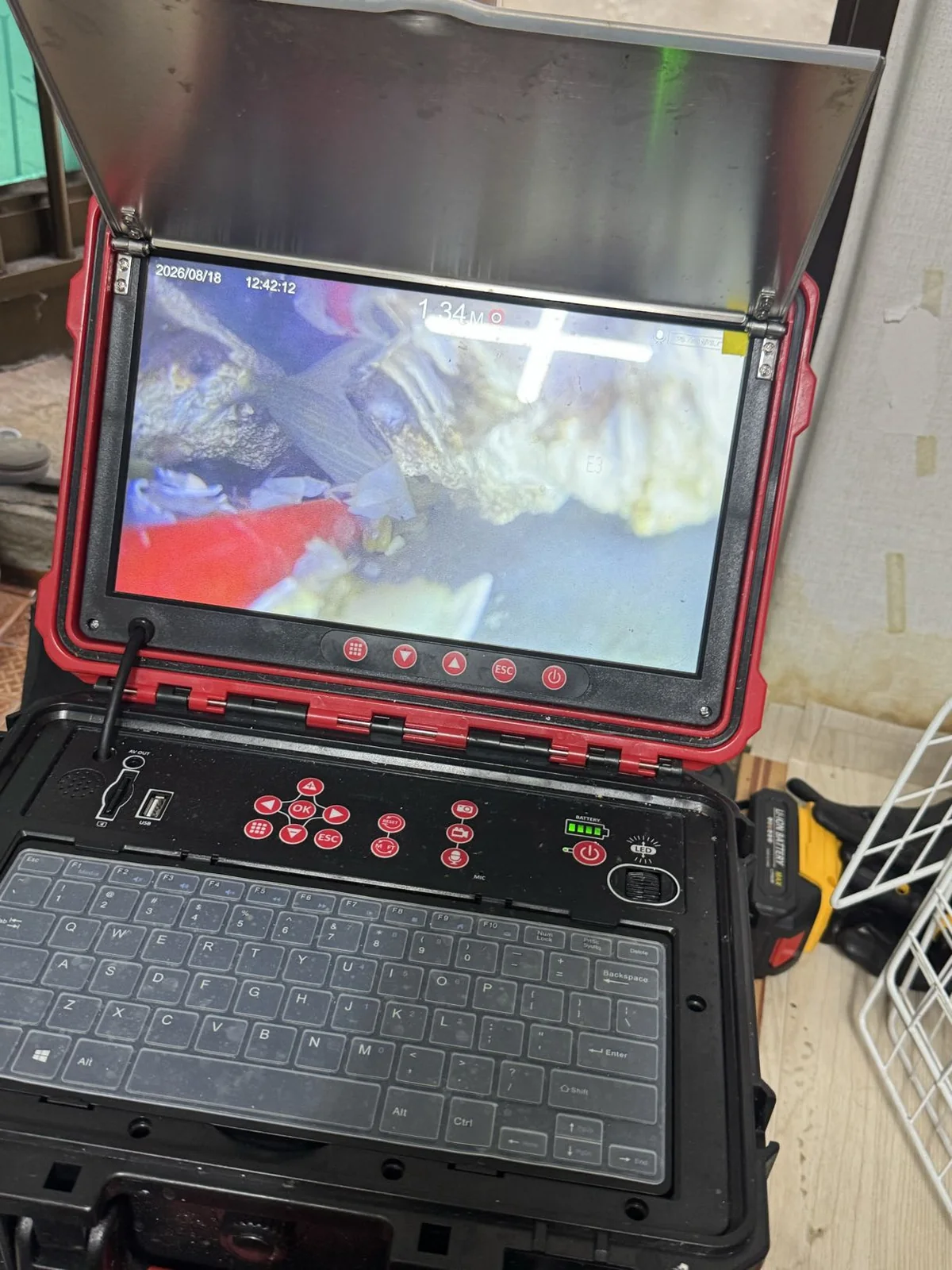배관 내시경 화면으로 하수구 막힘 원인을 확인하는 현장